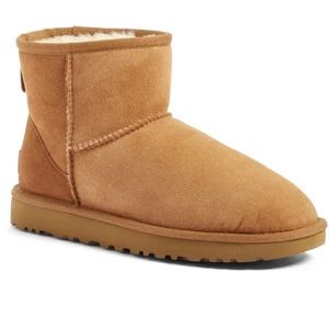 Women’s Ugg Classic Mini ll boots. Chestnut Suede. Size 9